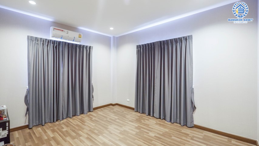 *****บ้านเดี่ยวมือสองย่านนนทบุรี ม.ธารา ราชพฤกษ์-ปิ่นเกล้า เนื้อที่กว้างขวางมากถึง 56.20 ตร.ว. ฟังก์ชัน 3 ห้องนอน 3 ห้องน้ำ ที่จอดรถ 2 คัน สภาพสวย พร้อมเข้าอยู่ บนทำเลแห่งการเดินทาง ใกล้รถไฟฟ้าสายสีแดงอ่อน "สถานีบางซื่อ-ตลิ่งชัน" และทางด่วน "ศรีรัช-วงแหวนรอบนอก"